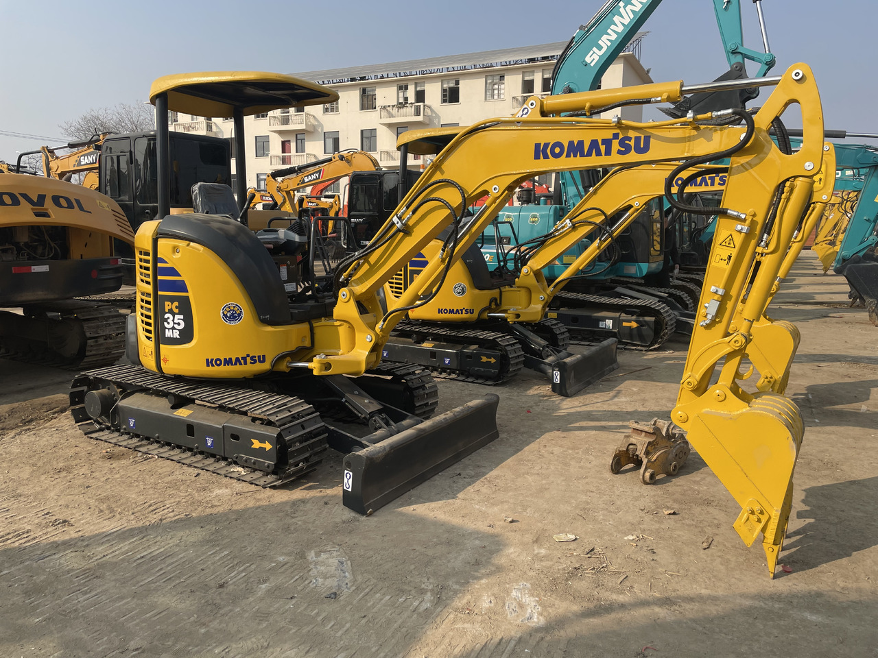 KOMATSU PC 35 MR-3 - Minikotró: 1 kép. KOMATSU PC 35 MR-3 - Minikotró: 1 kép.
