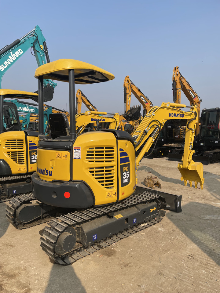 KOMATSU PC 35 MR-3 - Minikotró: 4 kép. KOMATSU PC 35 MR-3 - Minikotró: 4 kép.