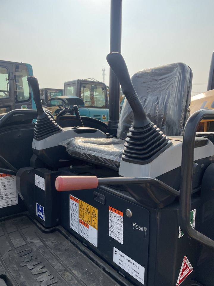 Minikotró KOMATSU PC 35 MR-3: 7 kép.