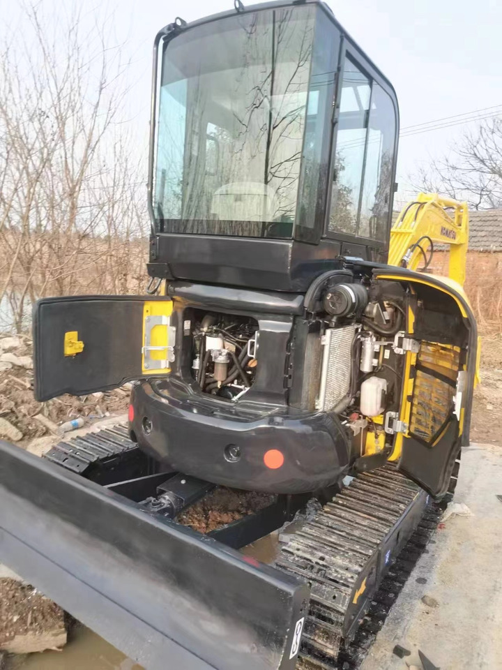 KOMATSU PC 35 MR - Minikotró: 4 kép. KOMATSU PC 35 MR - Minikotró: 4 kép.