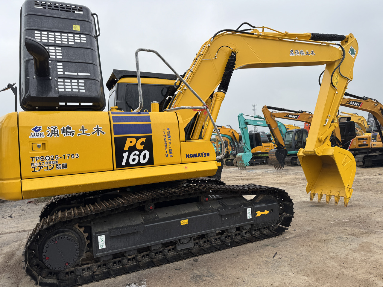 KOMATSU PC160 - Lánctalpas kotró: 2 kép. KOMATSU PC160 - Lánctalpas kotró: 2 kép.
