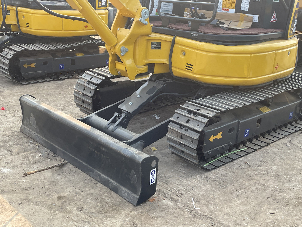 KOMATSU PC30MR-3 - Minikotró: 5 kép. KOMATSU PC30MR-3 - Minikotró: 5 kép.