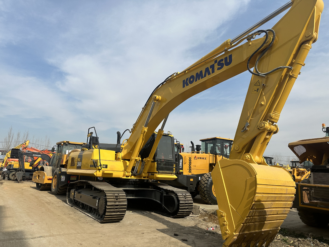 KOMATSU PC360 - Lánctalpas kotró: 5 kép. KOMATSU PC360 - Lánctalpas kotró: 5 kép.