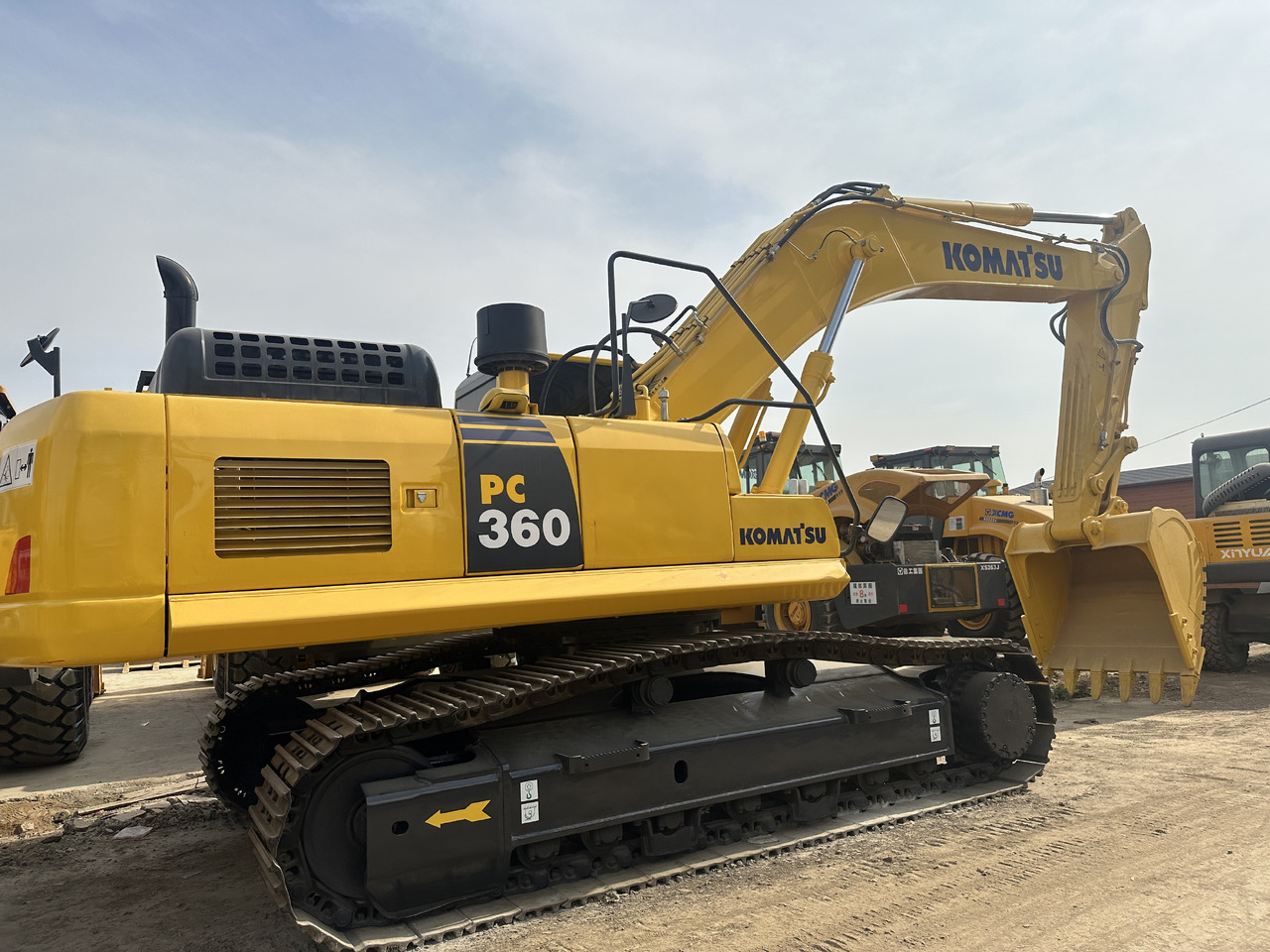 KOMATSU PC360 - Lánctalpas kotró: 2 kép. KOMATSU PC360 - Lánctalpas kotró: 2 kép.