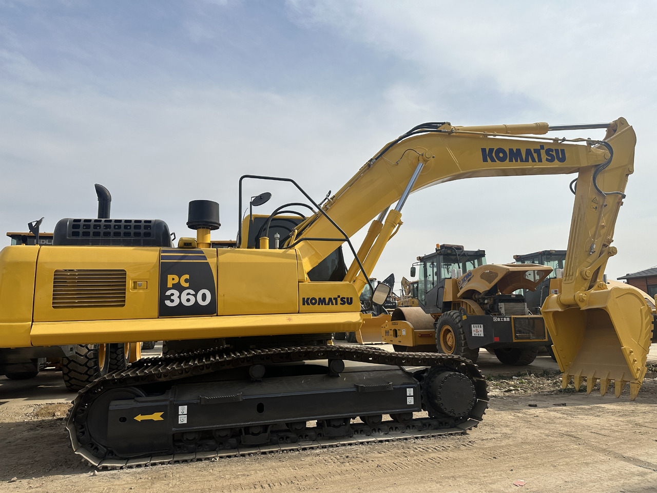 KOMATSU PC360 - Lánctalpas kotró: 1 kép. KOMATSU PC360 - Lánctalpas kotró: 1 kép.