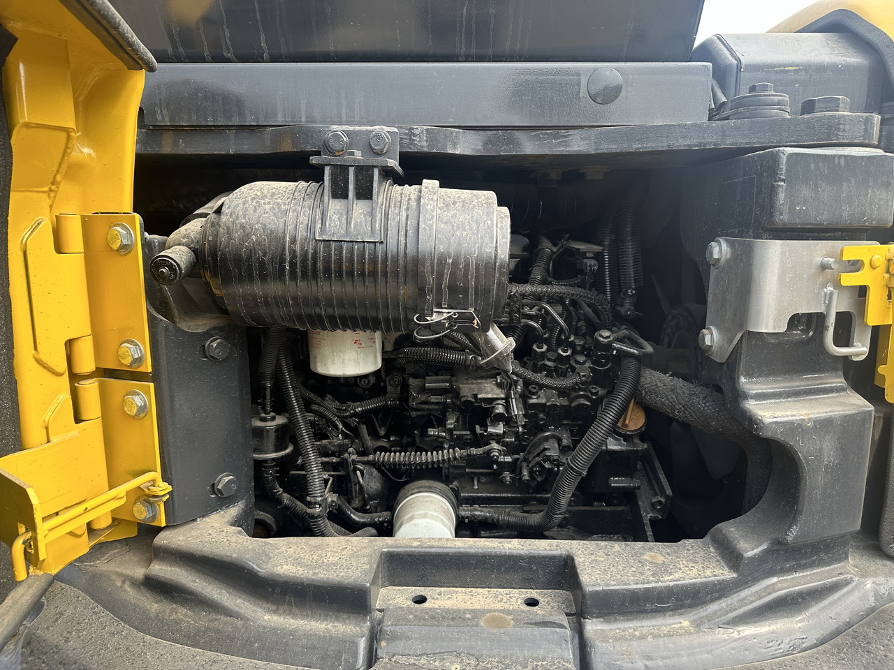 KOMATSU PC40MR - Minikotró: 4 kép. KOMATSU PC40MR - Minikotró: 4 kép.