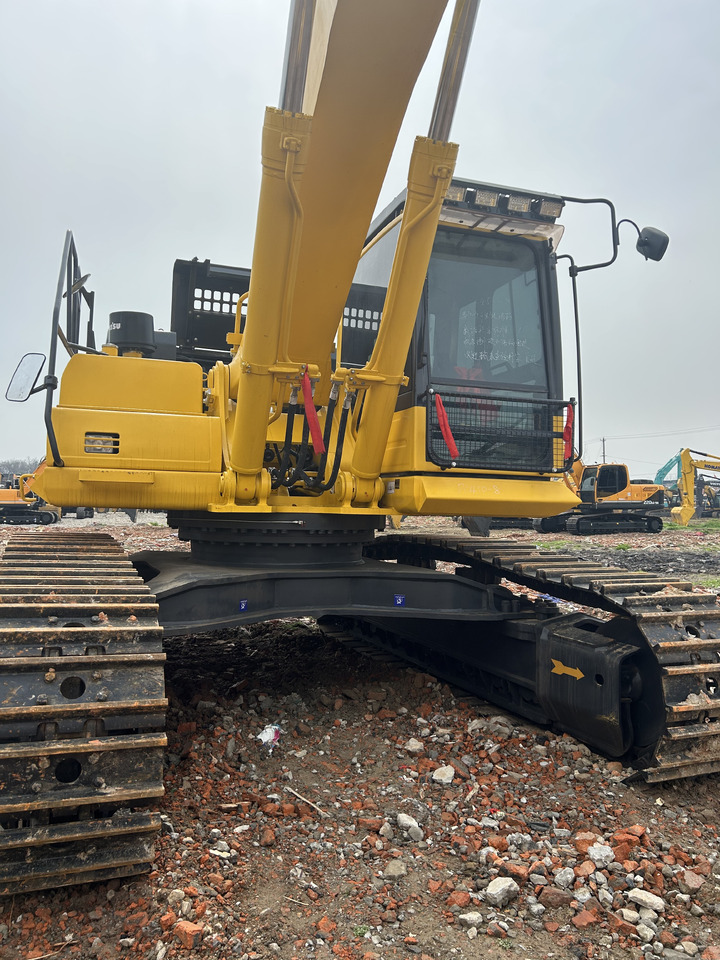 KOMATSU PC450-8 - Lánctalpas kotró: 4 kép. KOMATSU PC450-8 - Lánctalpas kotró: 4 kép.