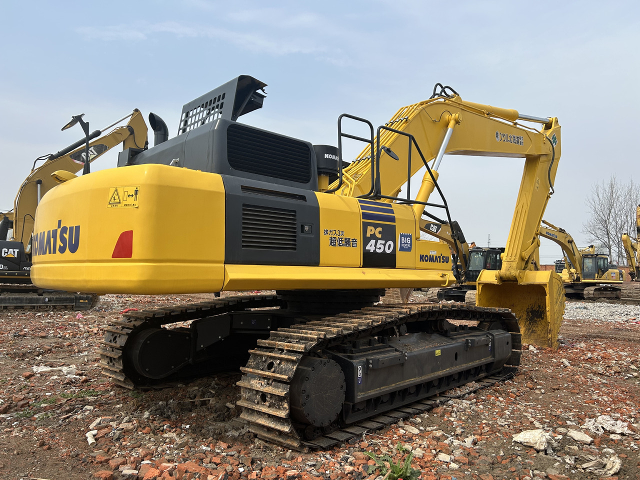KOMATSU PC450-8 - Lánctalpas kotró: 2 kép. KOMATSU PC450-8 - Lánctalpas kotró: 2 kép.