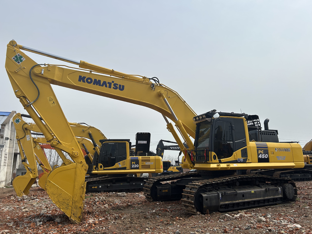 KOMATSU PC450-8 - Lánctalpas kotró: 3 kép. KOMATSU PC450-8 - Lánctalpas kotró: 3 kép.