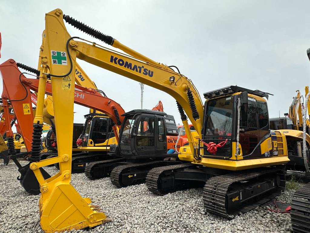 Komatsu PC 130 - Minikotró: 4 kép. Komatsu PC 130 - Minikotró: 4 kép.