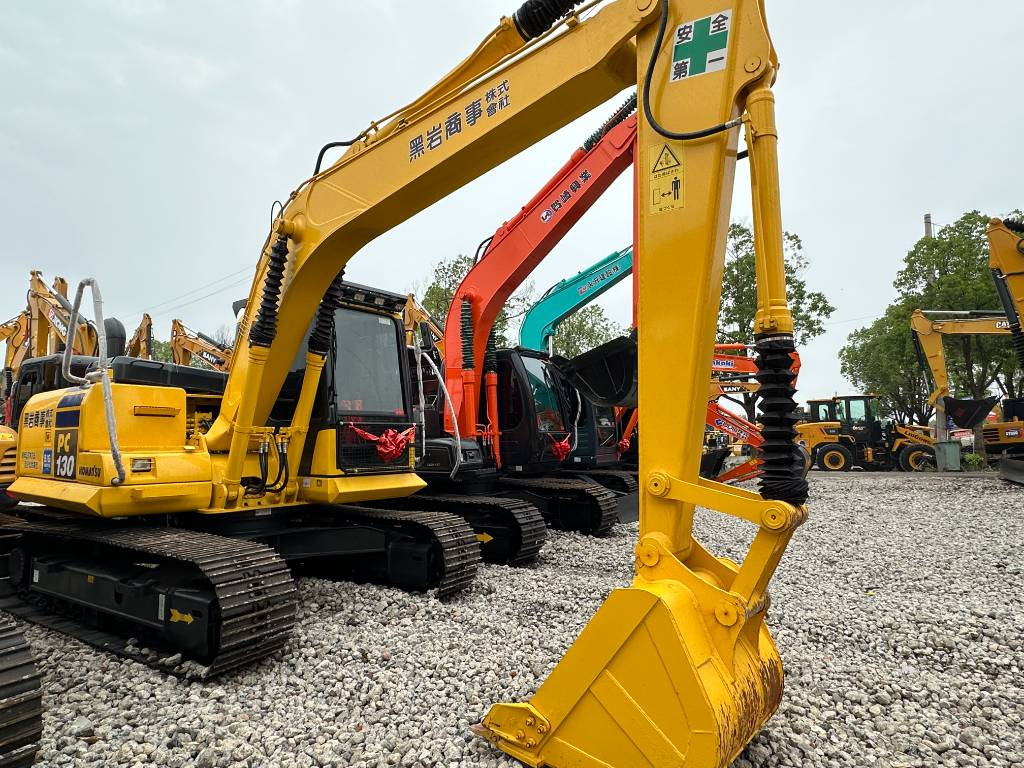 Komatsu PC 130 - Minikotró: 5 kép. Komatsu PC 130 - Minikotró: 5 kép.