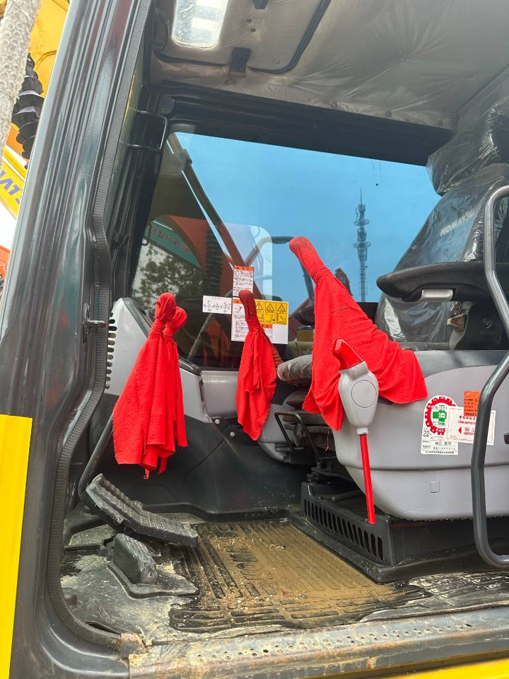 Komatsu PC 130 - Minikotró: 2 kép. Komatsu PC 130 - Minikotró: 2 kép.