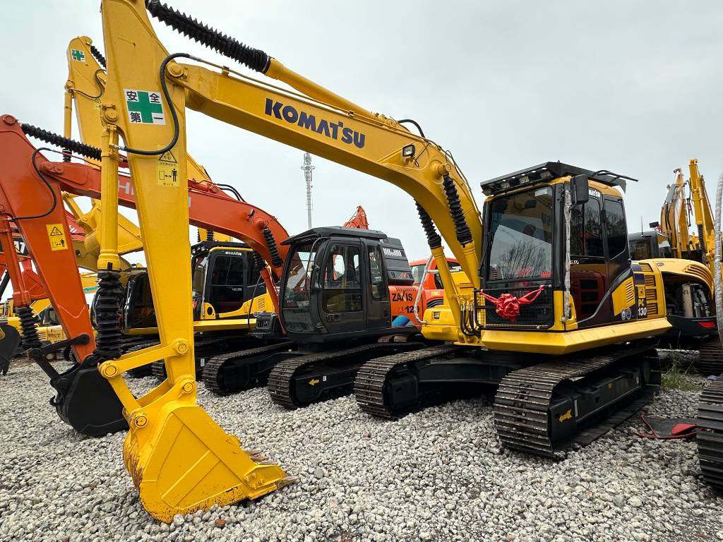 Komatsu PC 130 - Minikotró: 1 kép. Komatsu PC 130 - Minikotró: 1 kép.