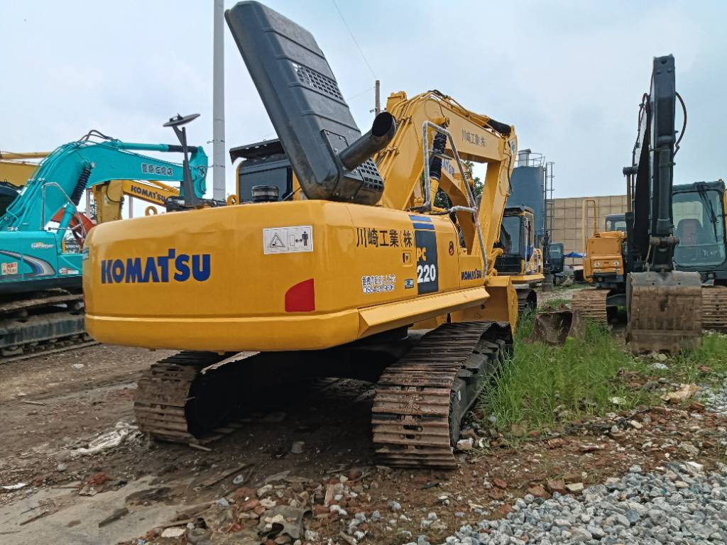 Komatsu PC 220-8 - Lánctalpas kotró: 4 kép. Komatsu PC 220-8 - Lánctalpas kotró: 4 kép.