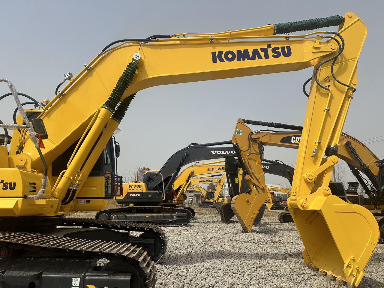 Komatsu PC 240 LC-8 - Lánctalpas kotró: 3 kép. Komatsu PC 240 LC-8 - Lánctalpas kotró: 3 kép.