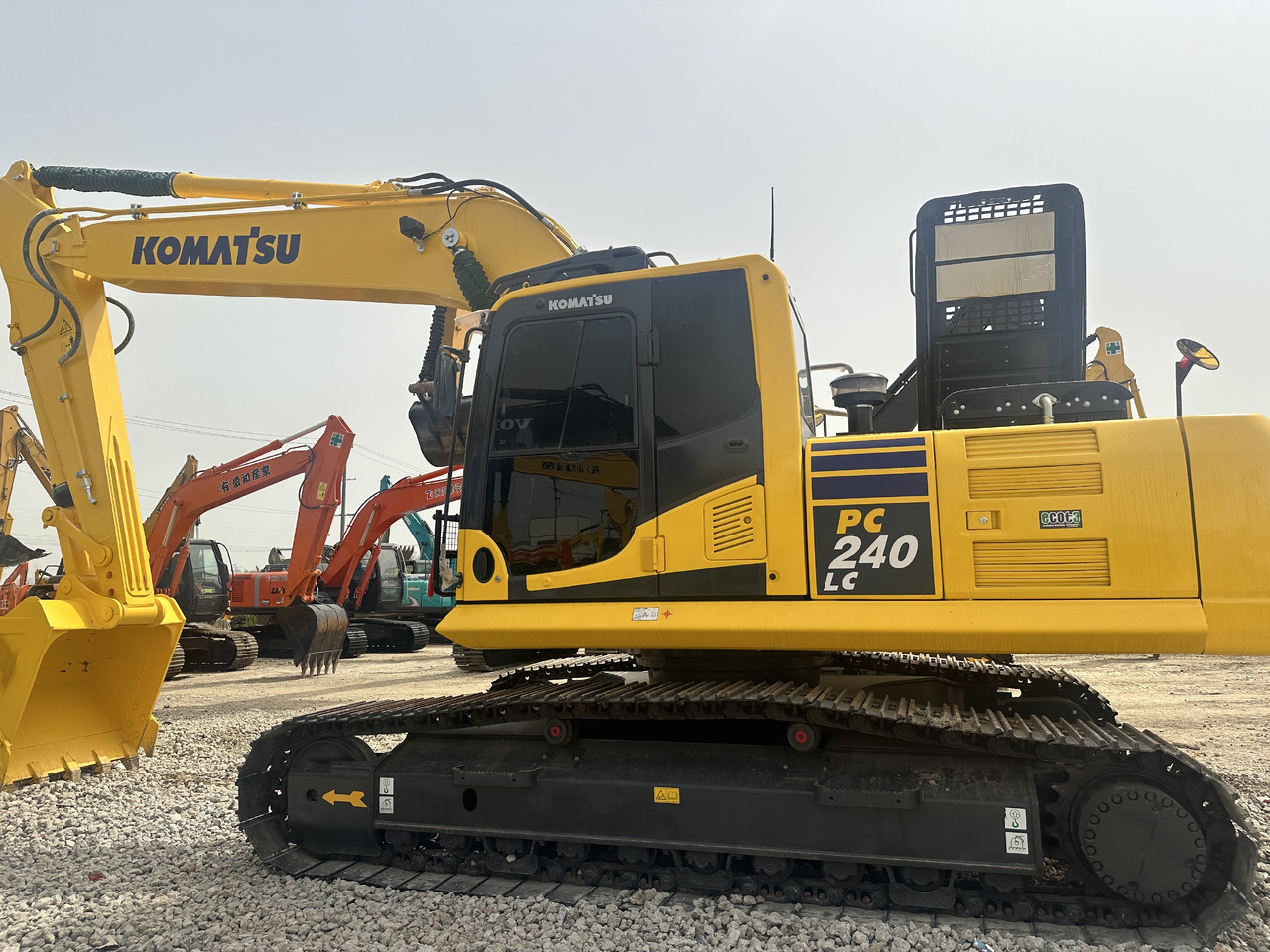Komatsu PC 240 LC-8 - Lánctalpas kotró: 1 kép. Komatsu PC 240 LC-8 - Lánctalpas kotró: 1 kép.