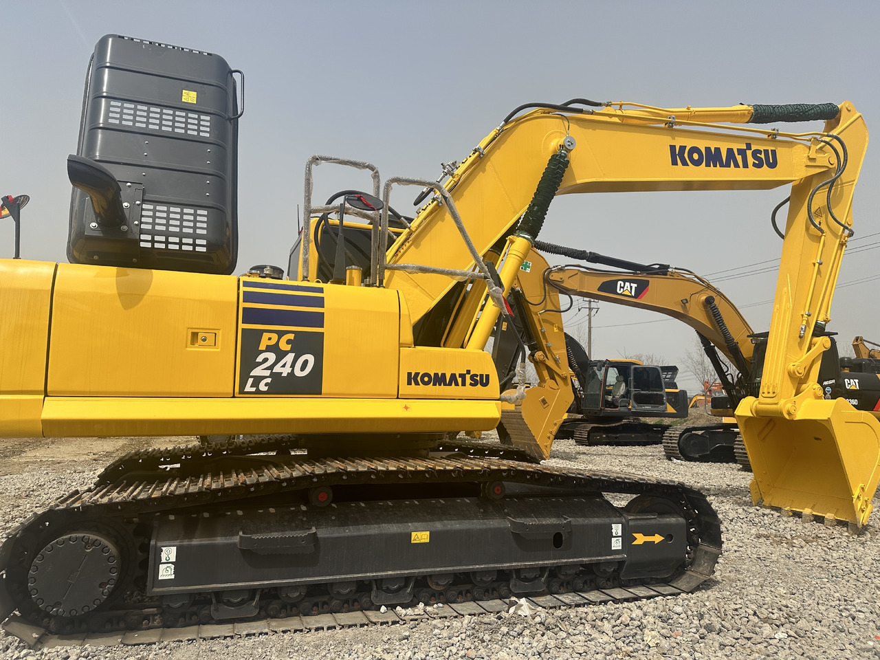 Komatsu PC 240 LC-8 - Lánctalpas kotró: 2 kép. Komatsu PC 240 LC-8 - Lánctalpas kotró: 2 kép.