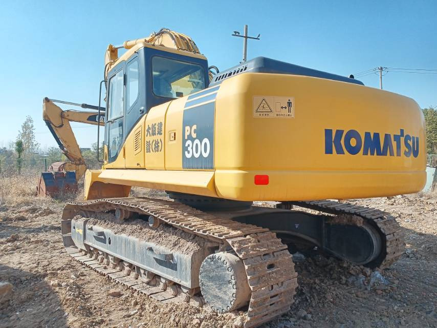 Komatsu PC 300 - Lánctalpas kotró: 5 kép. Komatsu PC 300 - Lánctalpas kotró: 5 kép.
