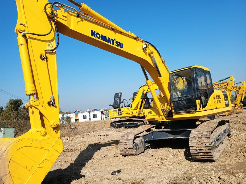 Komatsu PC 300 - Lánctalpas kotró: 4 kép. Komatsu PC 300 - Lánctalpas kotró: 4 kép.