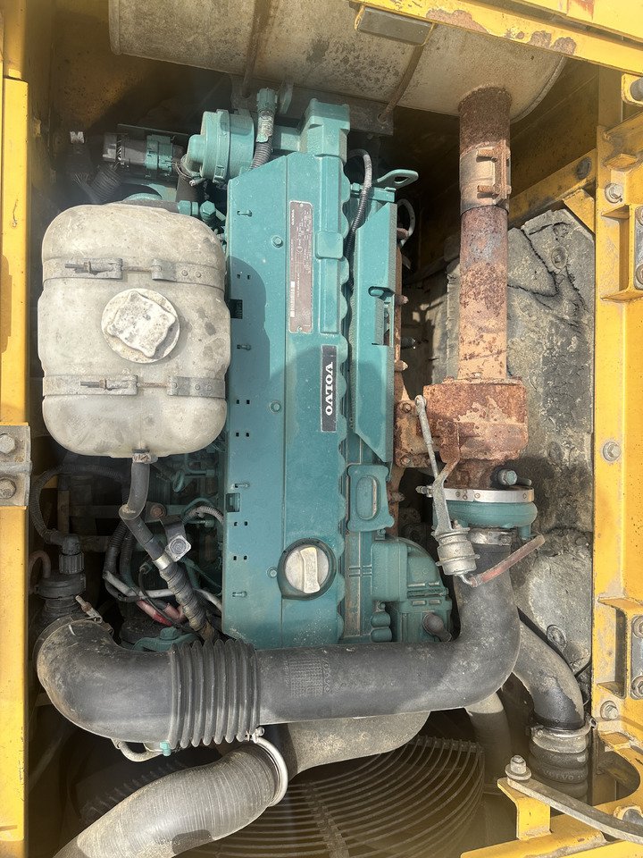 VOLVO EC220D - Lánctalpas kotró: 5 kép. VOLVO EC220D - Lánctalpas kotró: 5 kép.
