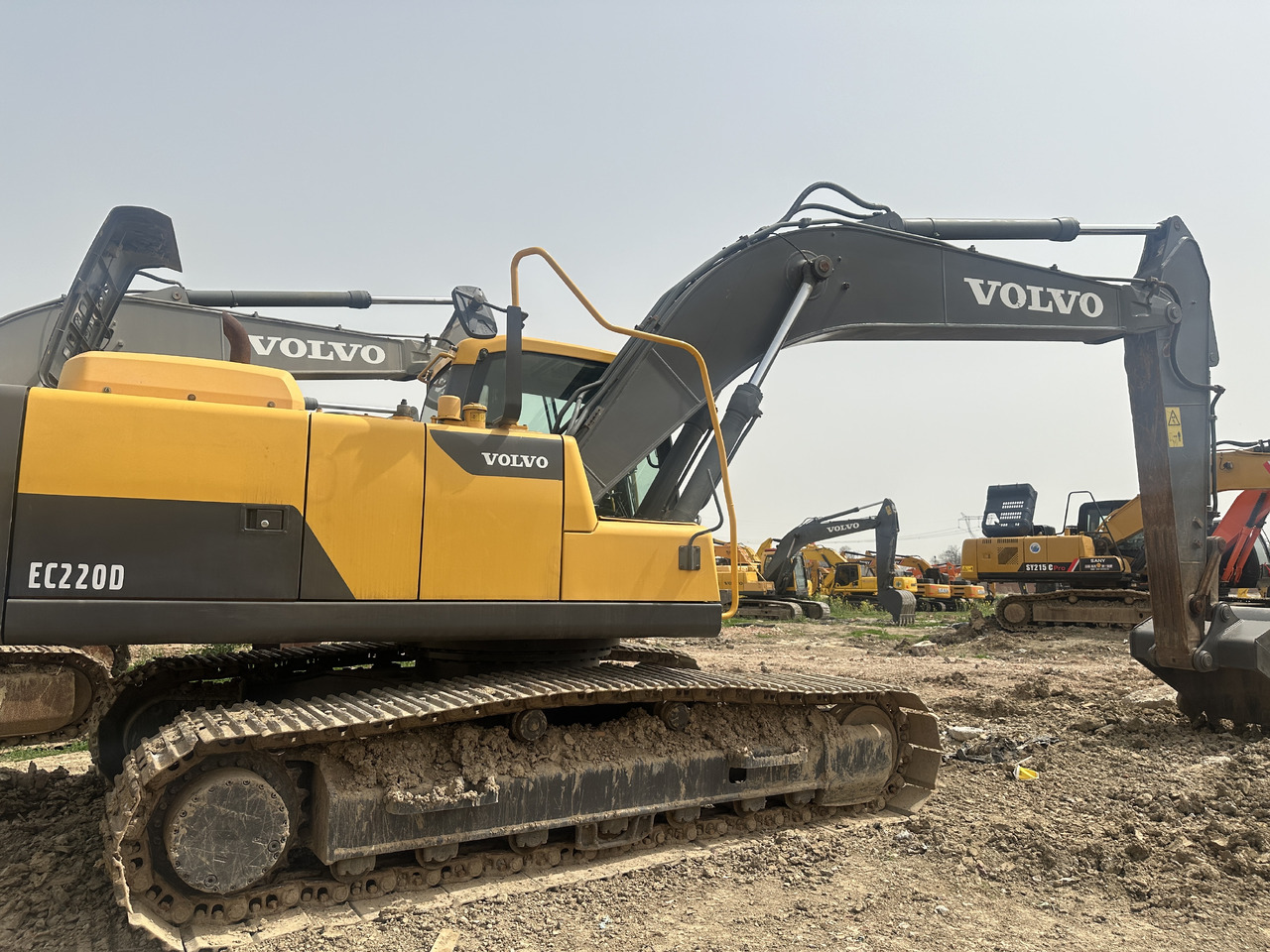 VOLVO EC220D - Lánctalpas kotró: 3 kép. VOLVO EC220D - Lánctalpas kotró: 3 kép.