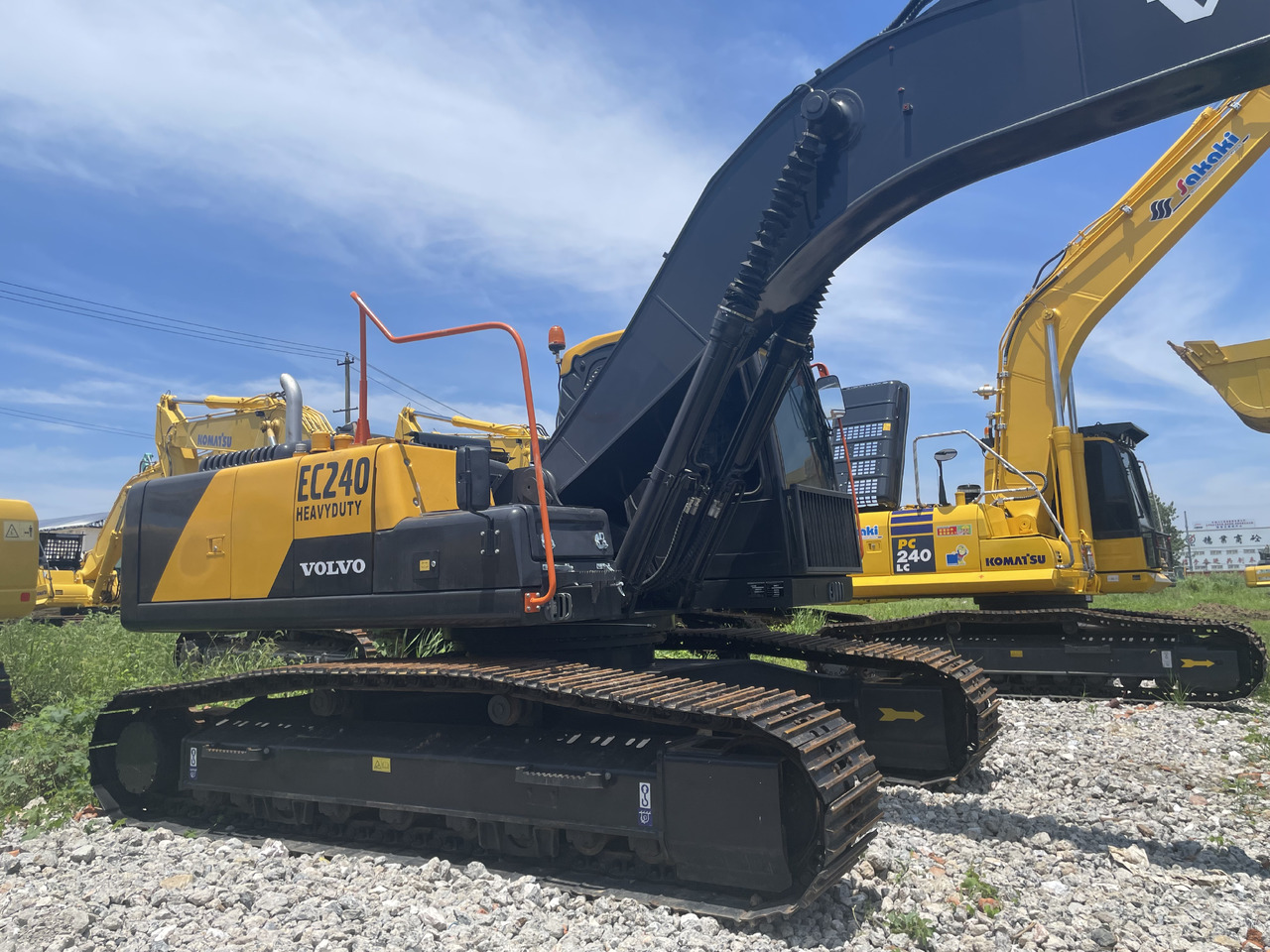 VOLVO EC240 - Lánctalpas kotró: 3 kép. VOLVO EC240 - Lánctalpas kotró: 3 kép.
