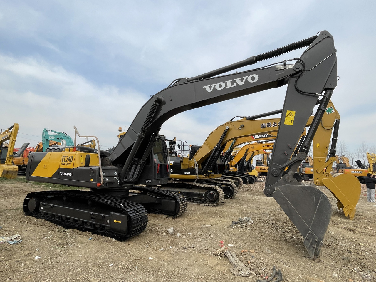 VOLVO EC240D - Lánctalpas kotró: 2 kép. VOLVO EC240D - Lánctalpas kotró: 2 kép.
