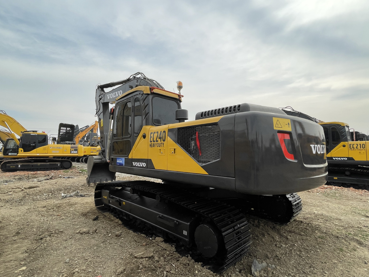 VOLVO EC240D - Lánctalpas kotró: 3 kép. VOLVO EC240D - Lánctalpas kotró: 3 kép.