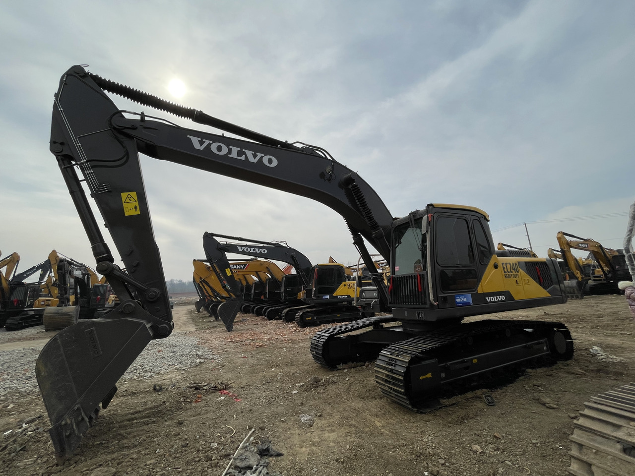 VOLVO EC240D - Lánctalpas kotró: 1 kép. VOLVO EC240D - Lánctalpas kotró: 1 kép.