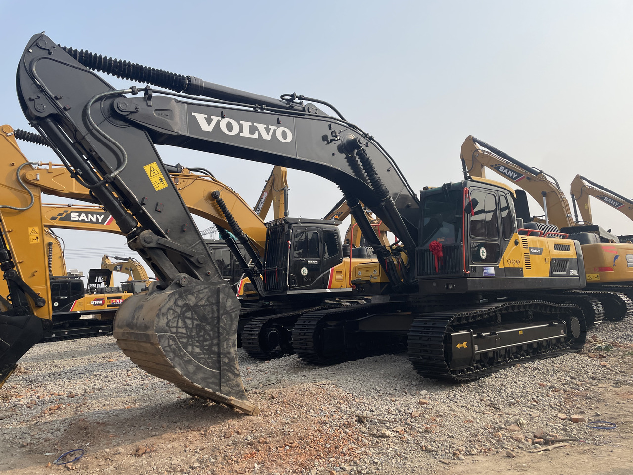VOLVO EC360 - Lánctalpas kotró: 3 kép. VOLVO EC360 - Lánctalpas kotró: 3 kép.