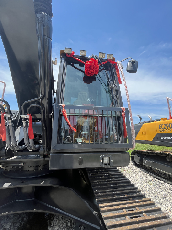 Volvo EC300DL - Lánctalpas kotró: 3 kép. Volvo EC300DL - Lánctalpas kotró: 3 kép.