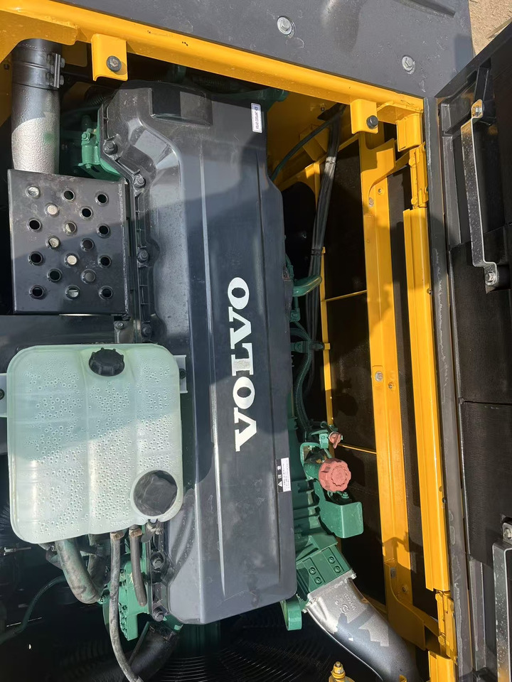 Lánctalpas kotró Volvo EC480: 12 kép. Lánctalpas kotró Volvo EC480: 12 kép.