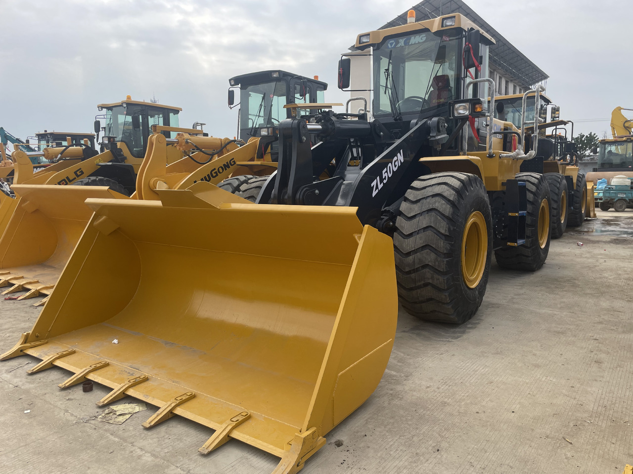 XCMG ZL50GN - Gumikerekes homlokrakodó: 4 kép. XCMG ZL50GN - Gumikerekes homlokrakodó: 4 kép.