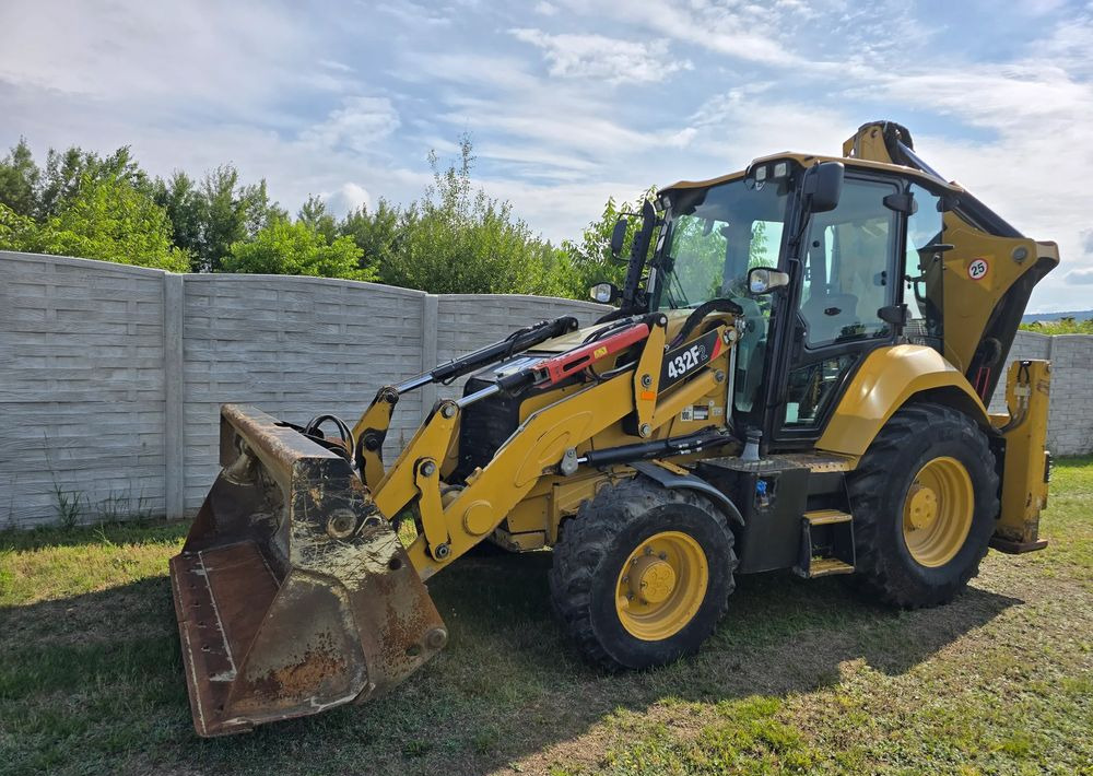 Caterpillar - Kotrórakodó: 1 kép. Caterpillar - Kotrórakodó: 1 kép.