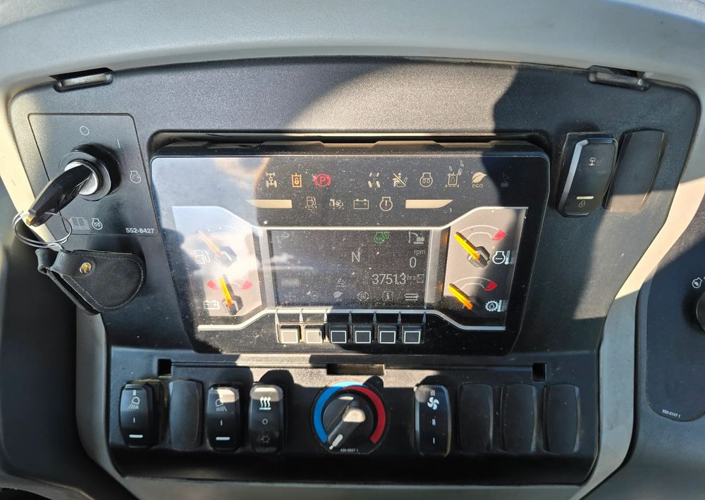 Caterpillar - Kotrórakodó: 4 kép. Caterpillar - Kotrórakodó: 4 kép.