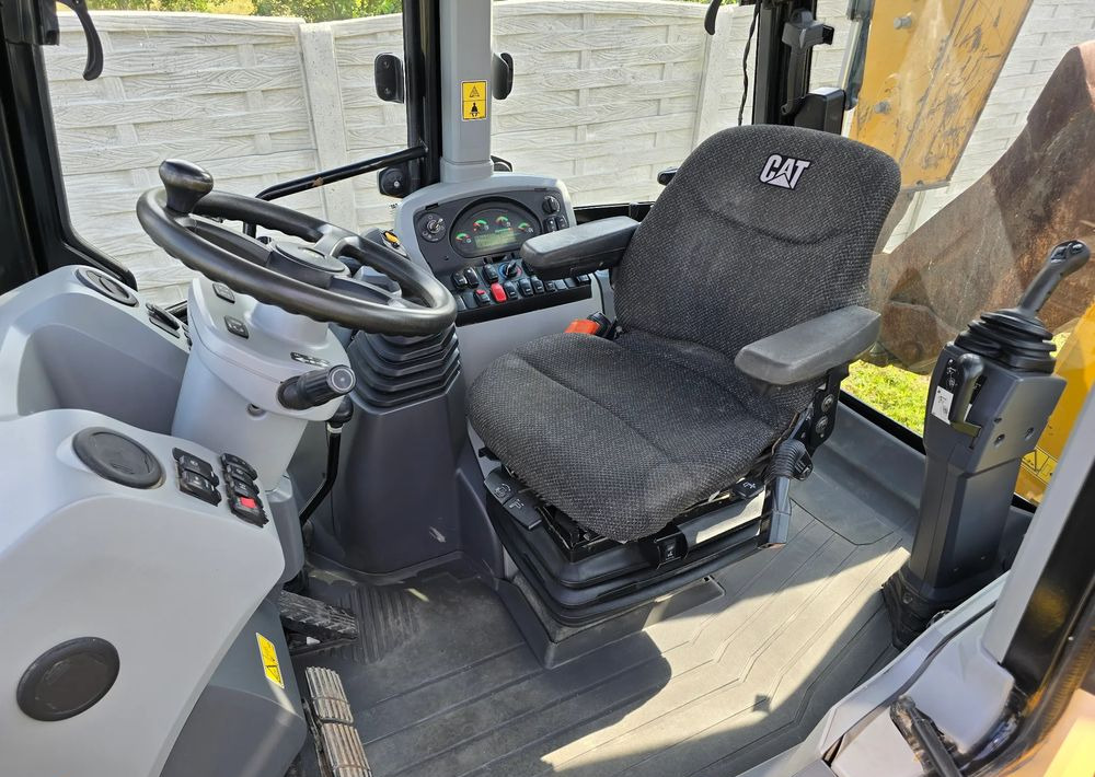 Caterpillar - Kotrórakodó: 3 kép. Caterpillar - Kotrórakodó: 3 kép.