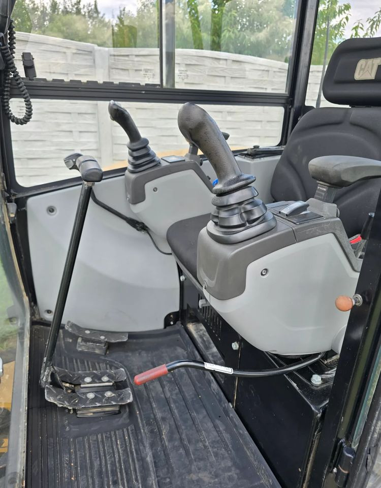 Caterpillar - Minikotró: 3 kép. Caterpillar - Minikotró: 3 kép.