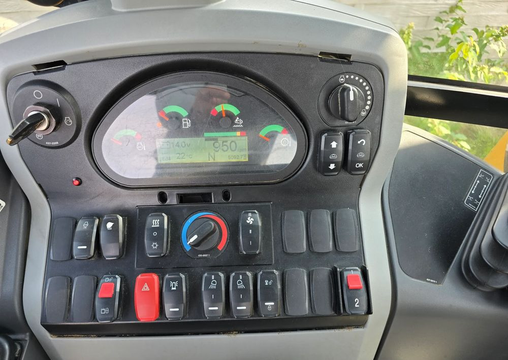 Caterpillar - Kotrórakodó: 4 kép. Caterpillar - Kotrórakodó: 4 kép.