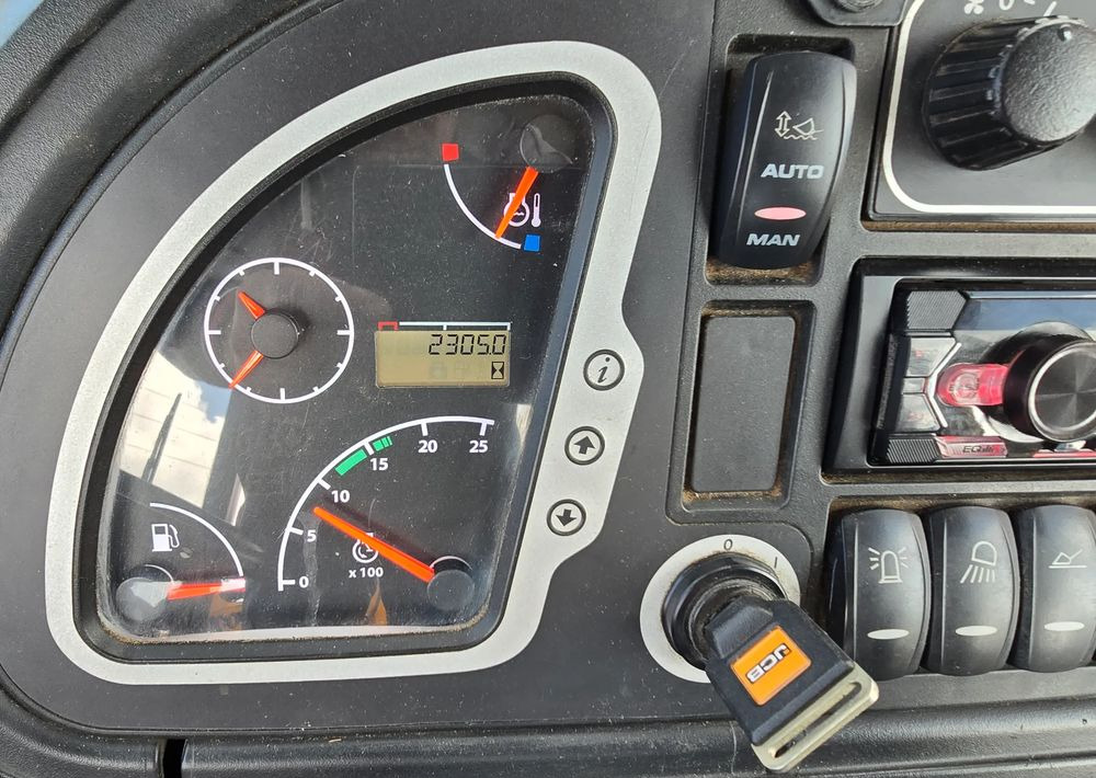 JCB - Kotrórakodó: 4 kép. JCB - Kotrórakodó: 4 kép.