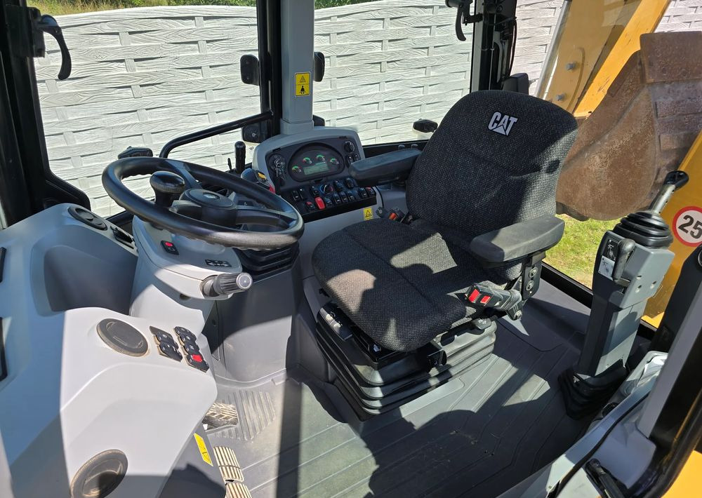 JCB - Kotrórakodó: 3 kép. JCB - Kotrórakodó: 3 kép.