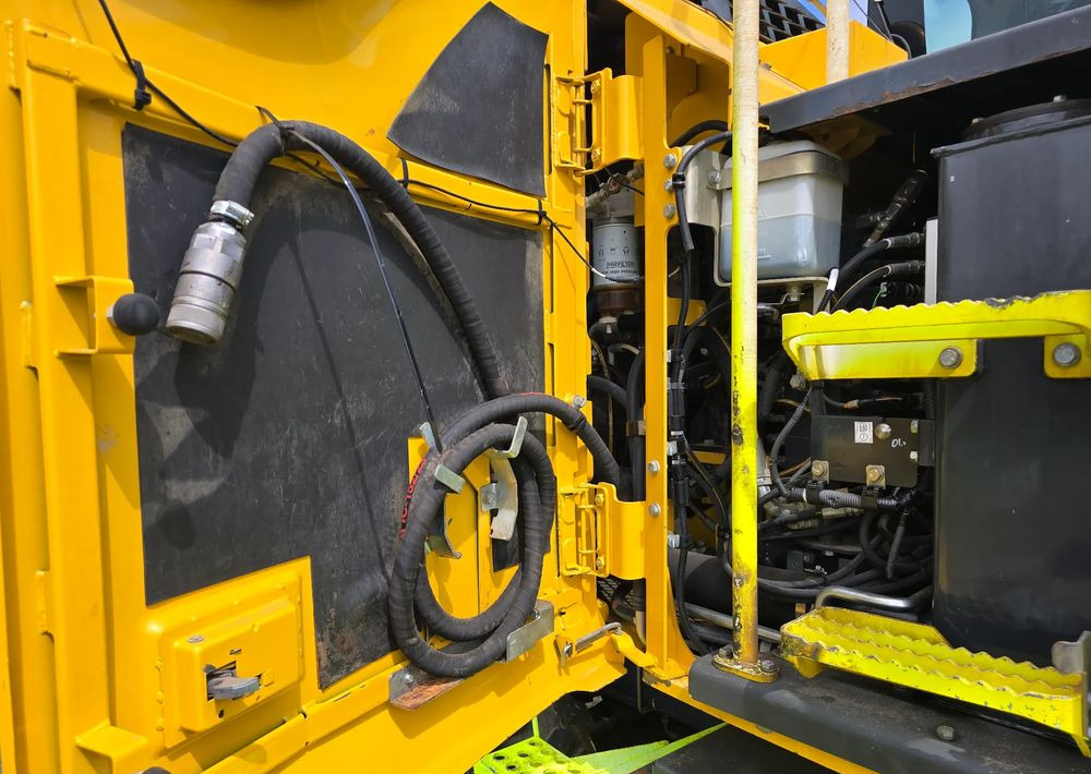 Komatsu - Gumikerekes kotró: 5 kép. Komatsu - Gumikerekes kotró: 5 kép.