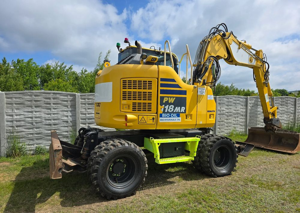 Komatsu - Gumikerekes kotró: 4 kép. Komatsu - Gumikerekes kotró: 4 kép.