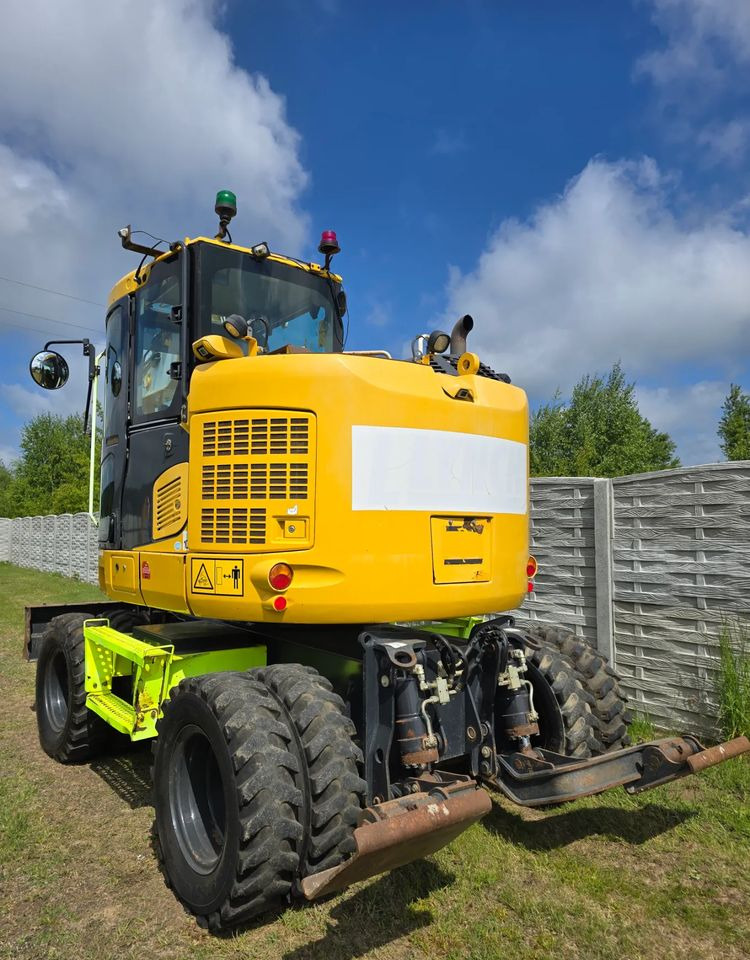 Komatsu - Gumikerekes kotró: 3 kép. Komatsu - Gumikerekes kotró: 3 kép.