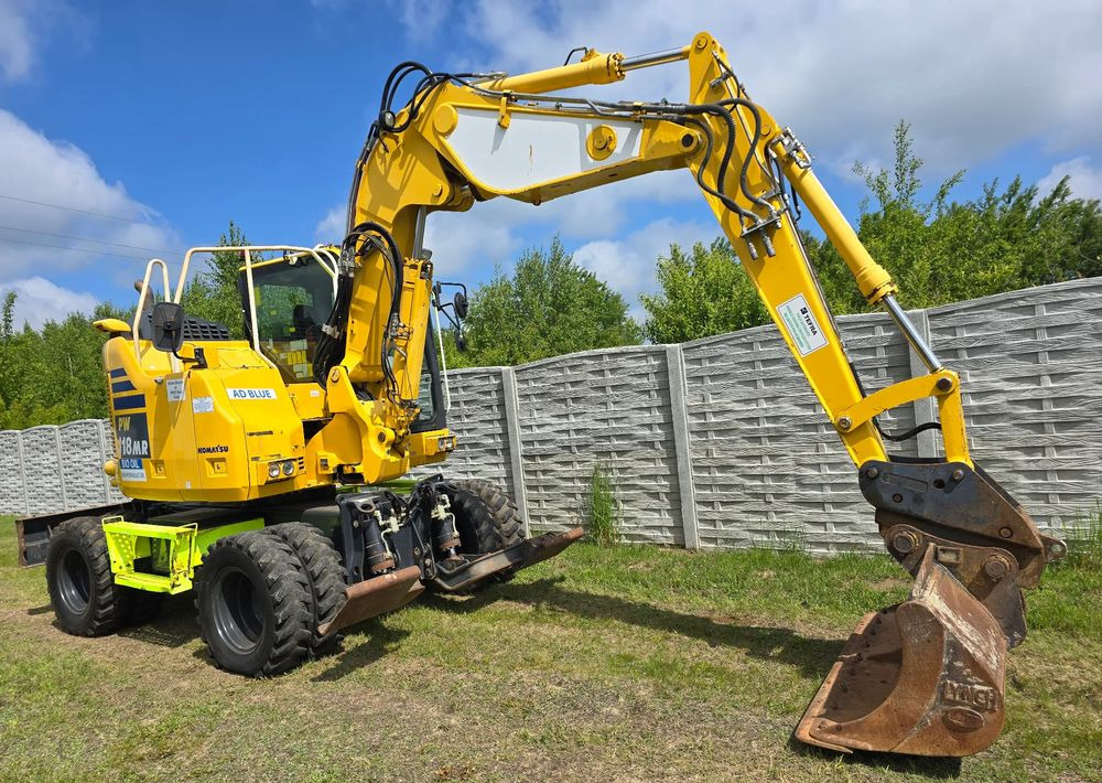 Komatsu - Gumikerekes kotró: 2 kép. Komatsu - Gumikerekes kotró: 2 kép.