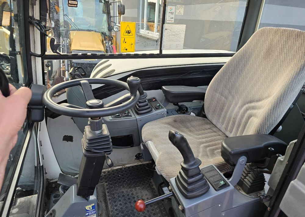Terex - Gumikerekes kotró: 2 kép. Terex - Gumikerekes kotró: 2 kép.