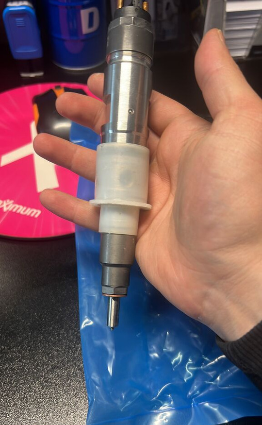 Bosch 2008-2024   Deutz 2012-2024 truck - Befecskendező szelep - Teherautó: 3 kép. Bosch 2008-2024   Deutz 2012-2024 truck - Befecskendező szelep - Teherautó: 3 kép.