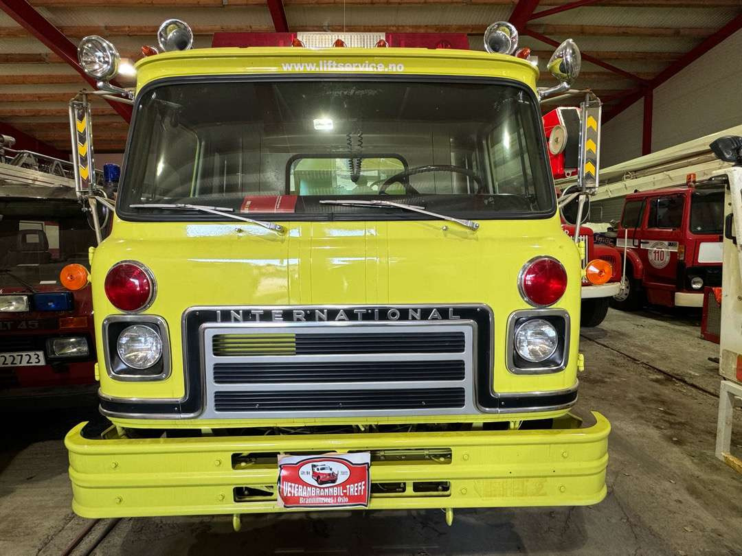 1975 International Cargostar 1910B Firetruck - Tűzoltóautó: 2 kép. 1975 International Cargostar 1910B Firetruck - Tűzoltóautó: 2 kép.