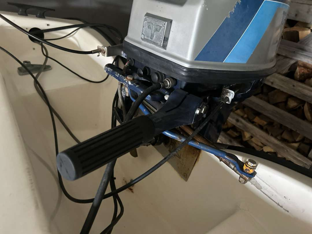 1993 Båtmotor Tohatsu 25 hk - Szerszám/ Felszerelés: 2 kép. 1993 Båtmotor Tohatsu 25 hk - Szerszám/ Felszerelés: 2 kép.