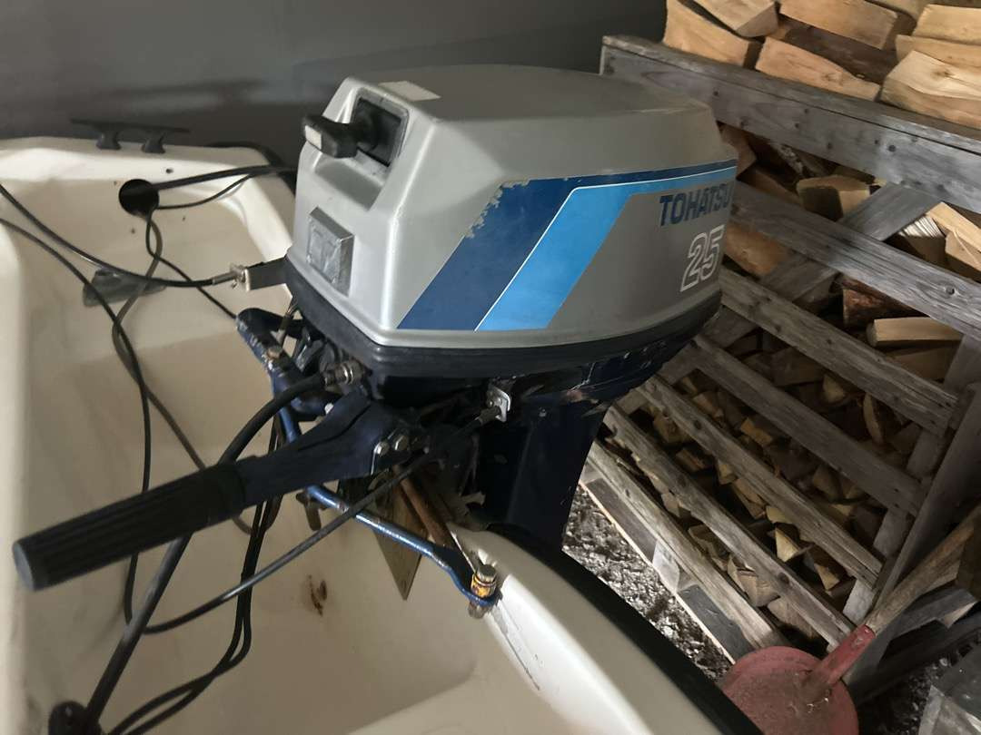 1993 Båtmotor Tohatsu 25 hk - Szerszám/ Felszerelés: 1 kép. 1993 Båtmotor Tohatsu 25 hk - Szerszám/ Felszerelés: 1 kép.
