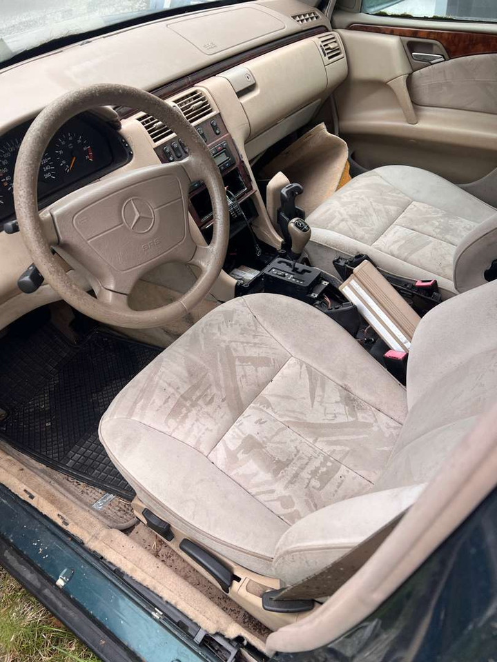 1997 Mercedes-Benz E 280 4 matic Repobjekt - Autó: 2 kép. 1997 Mercedes-Benz E 280 4 matic Repobjekt - Autó: 2 kép.